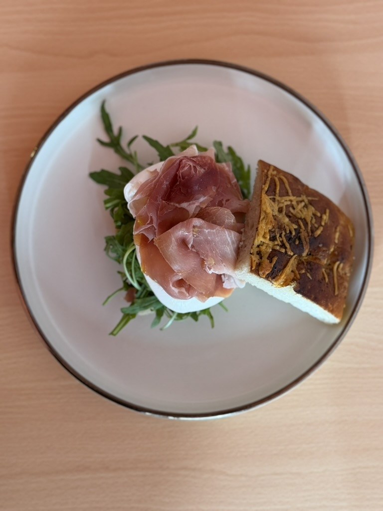 Toast de burrata y prosciutto